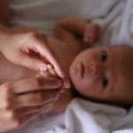 massage bébé de la main